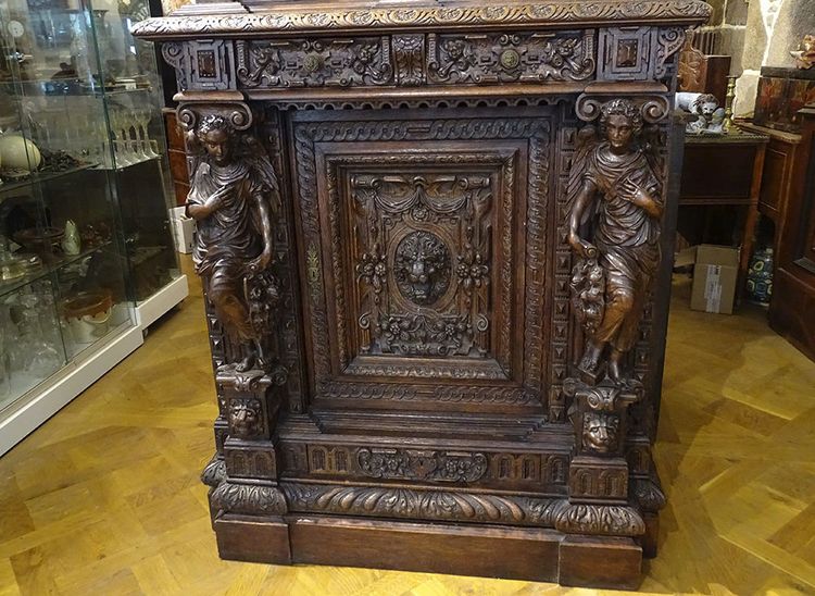 Flämischer Renaissance-Eichenschrank mit geschnitzten Karyatidenplatten, Cluny, 16. Jahrhundert
