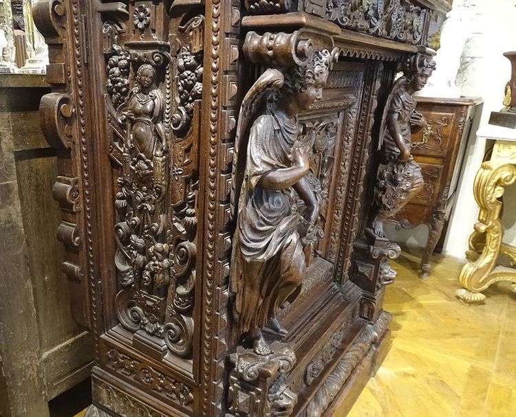 Flämischer Renaissance-Eichenschrank mit geschnitzten Karyatidenplatten, Cluny, 16. Jahrhundert