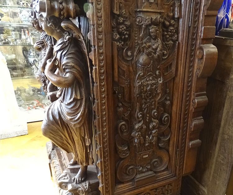 Flämischer Renaissance-Eichenschrank mit geschnitzten Karyatidenplatten, Cluny, 16. Jahrhundert