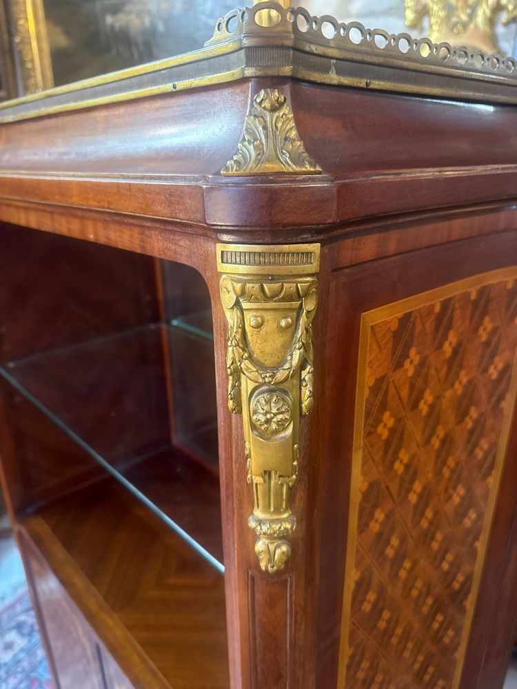 VITRINE de style LOUIS XVI – DIRECTOIRE, DES ATELIERS L .BETTENFELD PARIS