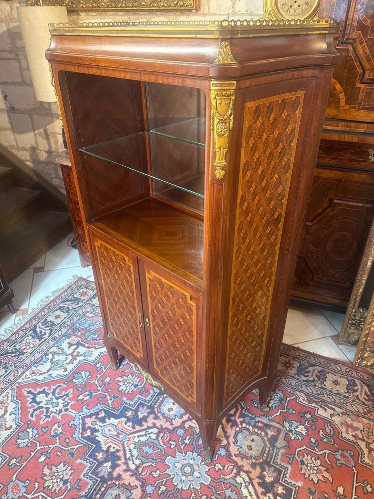 VITRINE de style LOUIS XVI – DIRECTOIRE, DES ATELIERS L .BETTENFELD PARIS