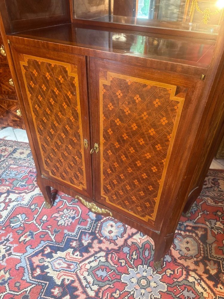 VITRINE de style LOUIS XVI – DIRECTOIRE, DES ATELIERS L .BETTENFELD PARIS