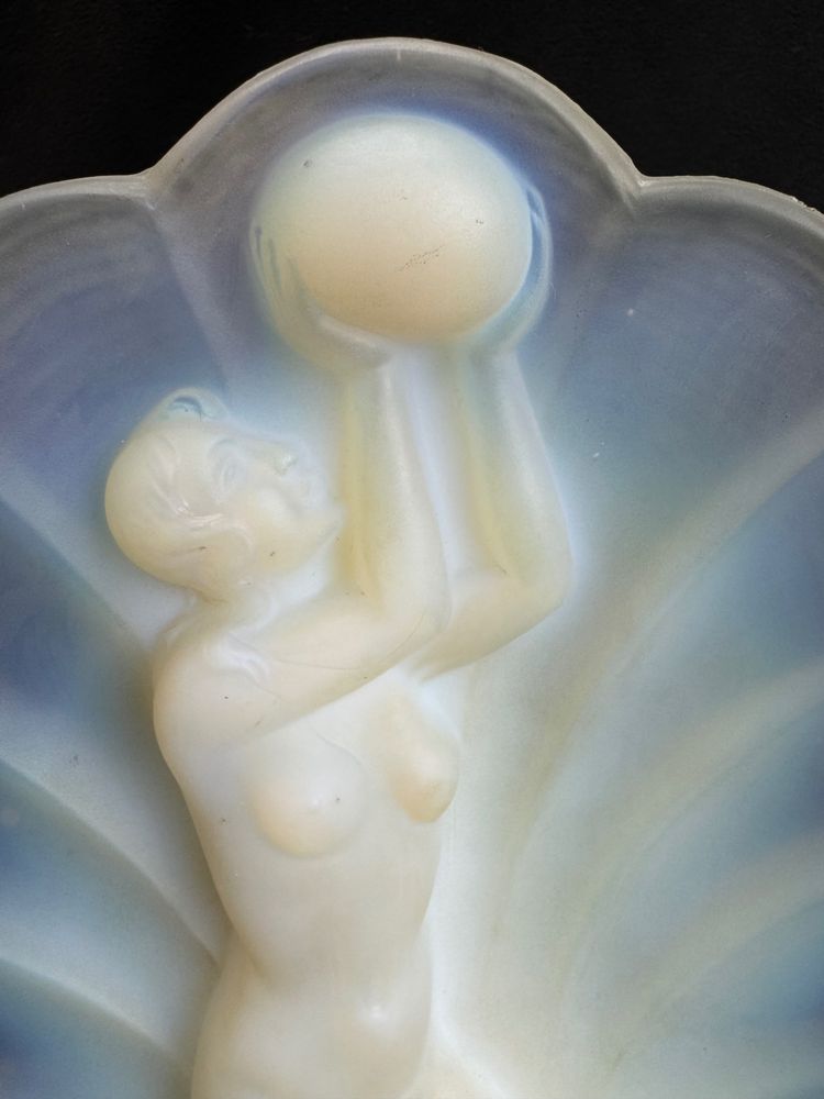 Art-Deco-Skulptur aus opaleszierendem Glas