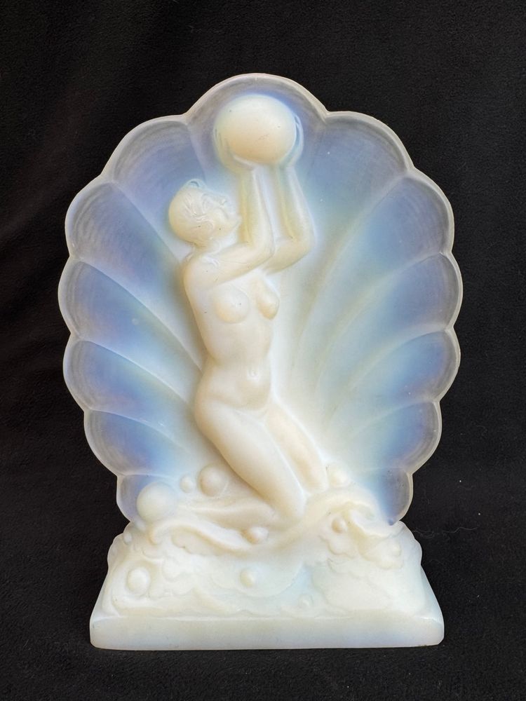 Art-Deco-Skulptur aus opaleszierendem Glas