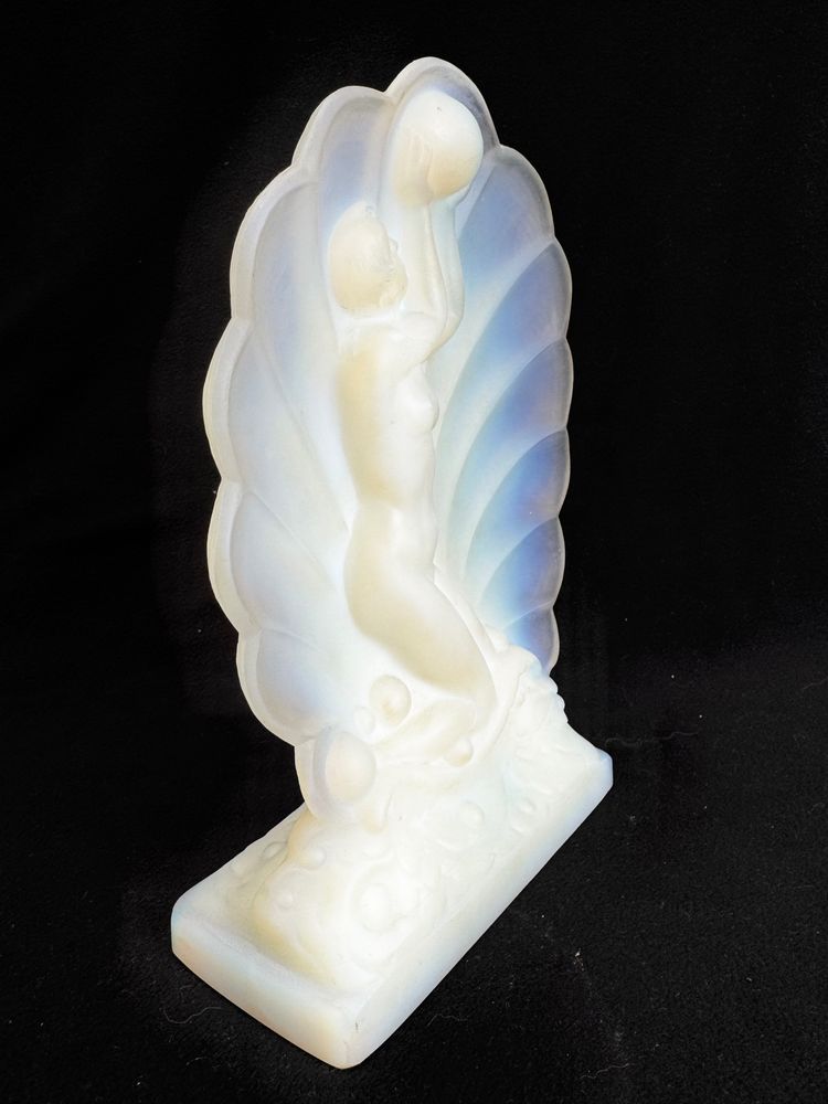 Art-Deco-Skulptur aus opaleszierendem Glas