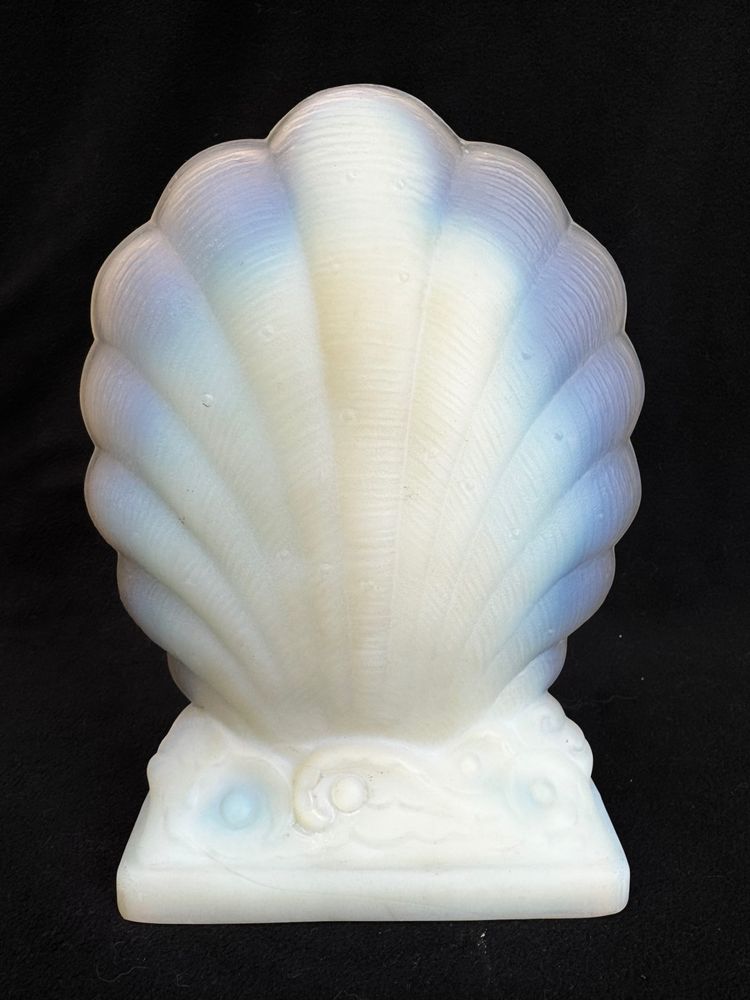 Art-Deco-Skulptur aus opaleszierendem Glas