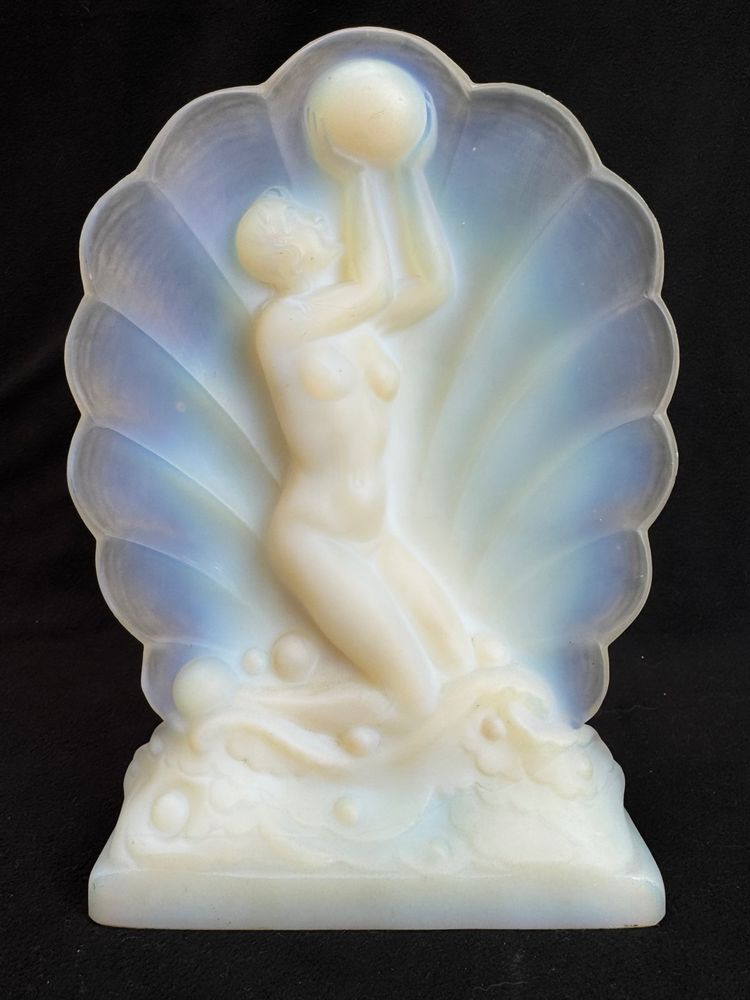 Art-Deco-Skulptur aus opaleszierendem Glas