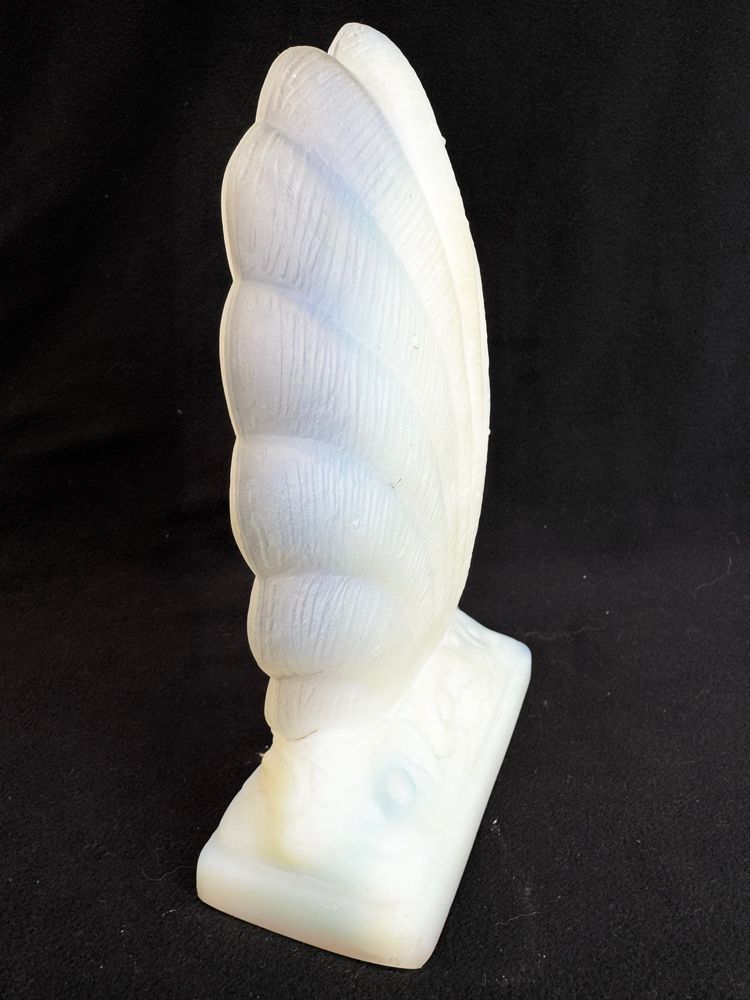 Art-Deco-Skulptur aus opaleszierendem Glas