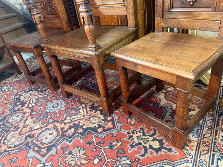 SET OF RENAISSANCE ARMCHAIRS AND CHAIRS