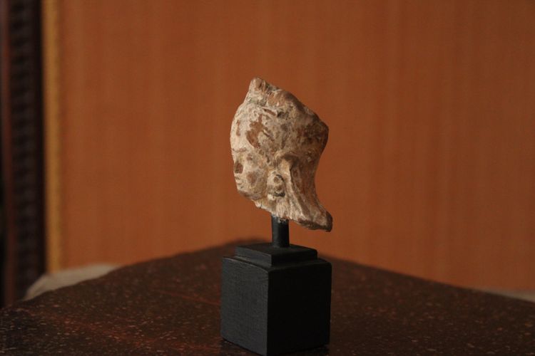 Tête féminine antique en terre cuite, période hellénistique