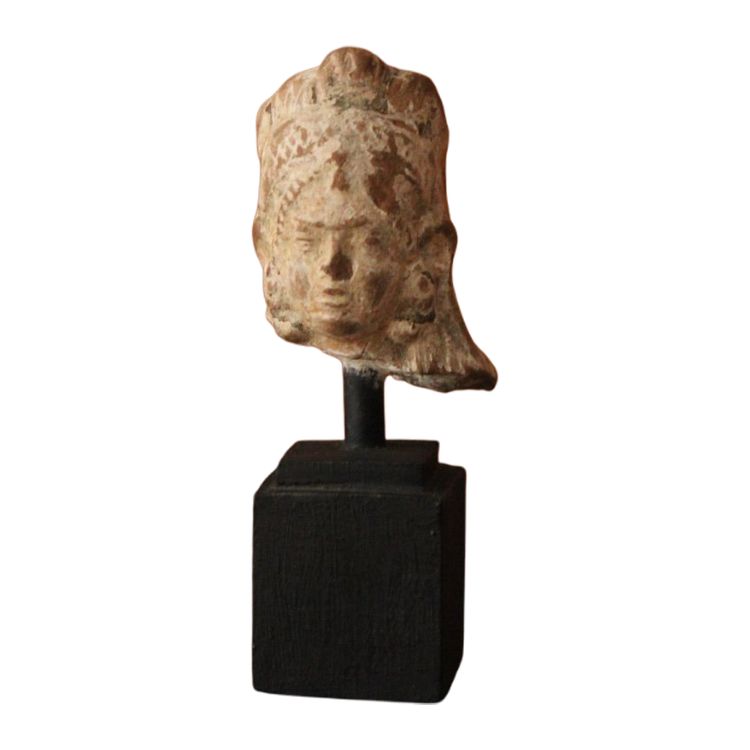 Tête féminine antique en terre cuite, période hellénistique