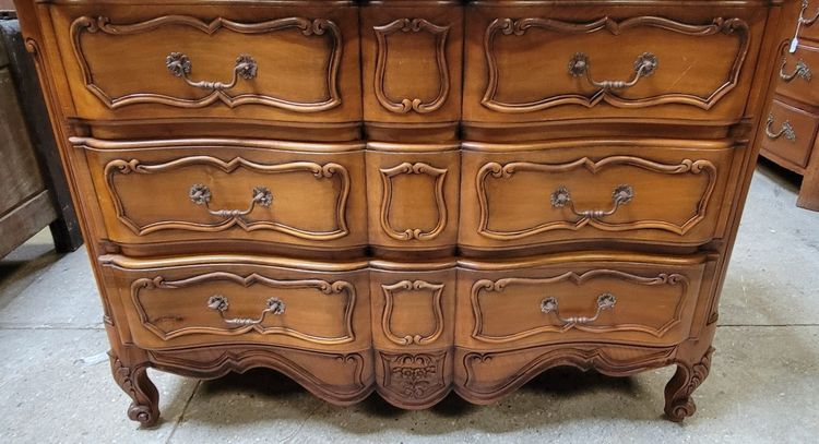 Commode arbalète style louis XV estampillée En merisier massif