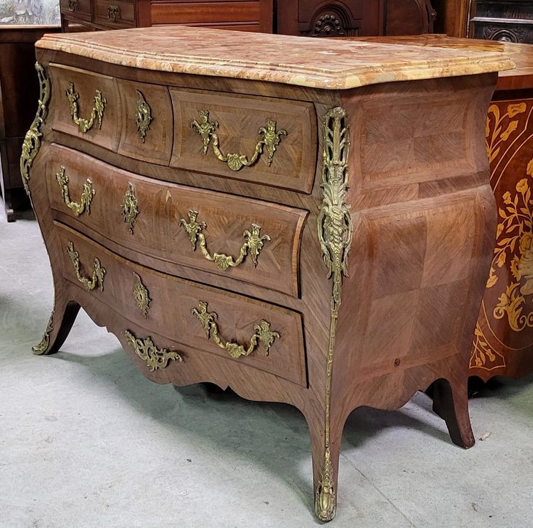 Magnifique Commode galbée style Louis XV en marquèterie de bois précieux