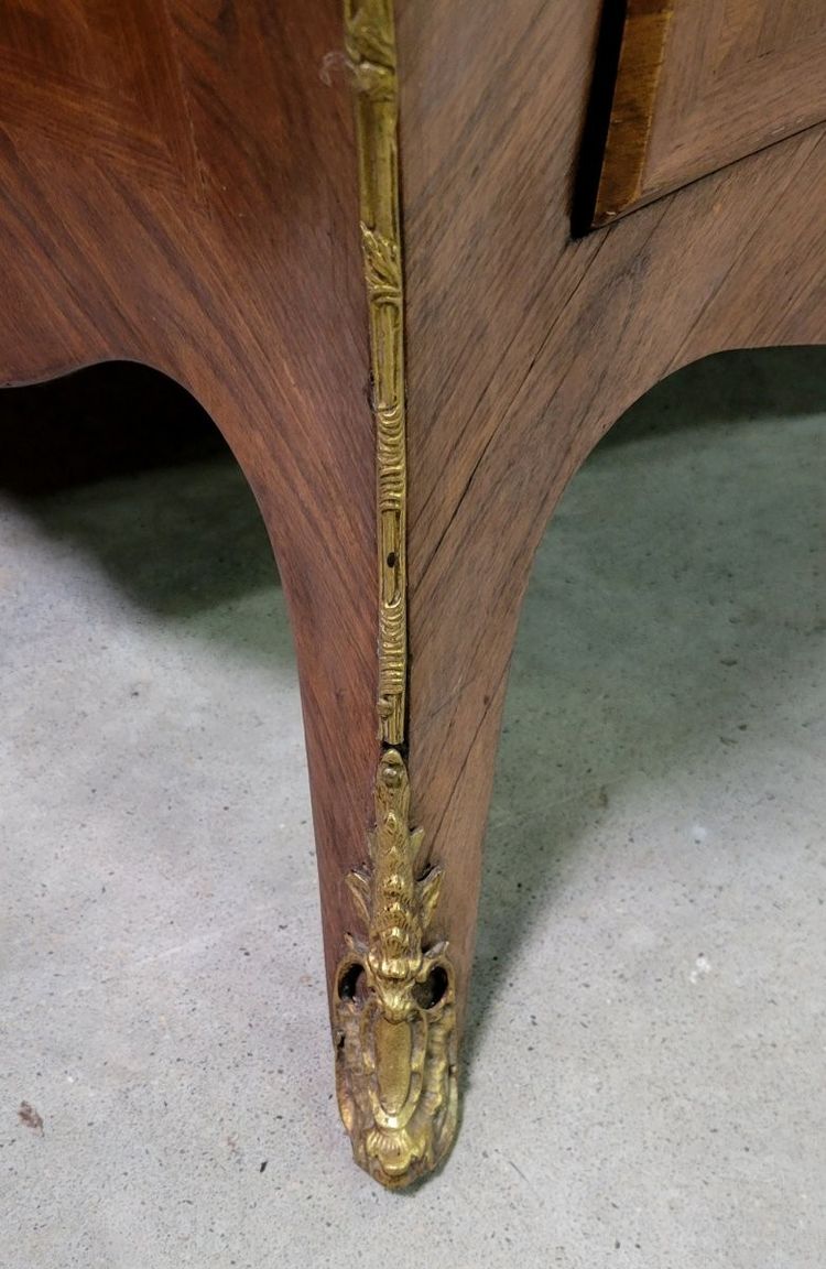 Magnifique Commode galbée style Louis XV en marquèterie de bois précieux