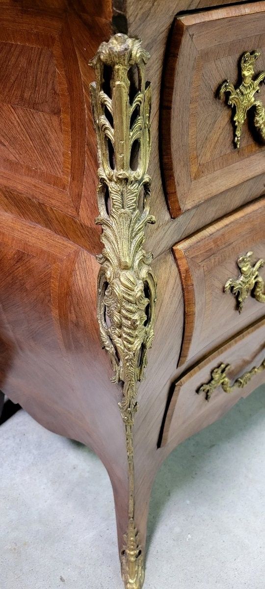 Magnifique Commode galbée style Louis XV en marquèterie de bois précieux