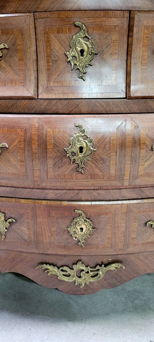Magnifique Commode galbée style Louis XV en marquèterie de bois précieux