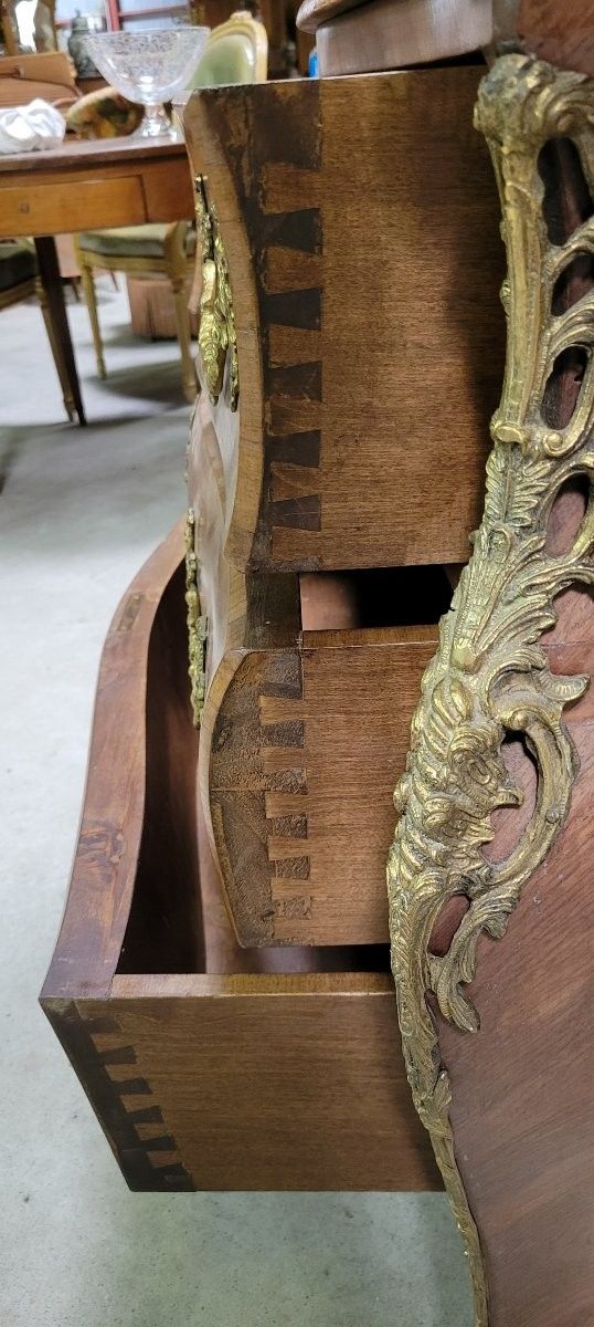 Magnifique Commode galbée style Louis XV en marquèterie de bois précieux