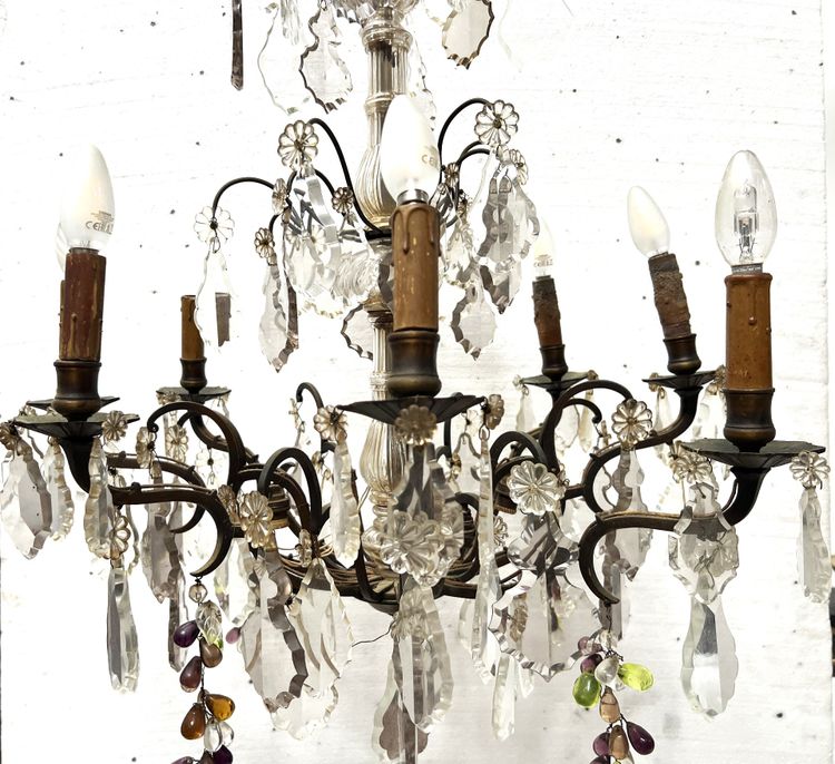 Lampadario in stile Luigi XV con pendenti e frutta in vetro colorato XX secolo