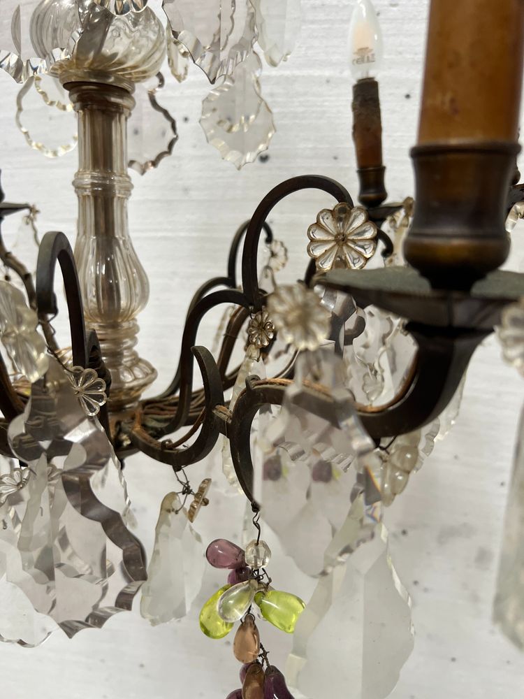 Lampadario in stile Luigi XV con pendenti e frutta in vetro colorato XX secolo