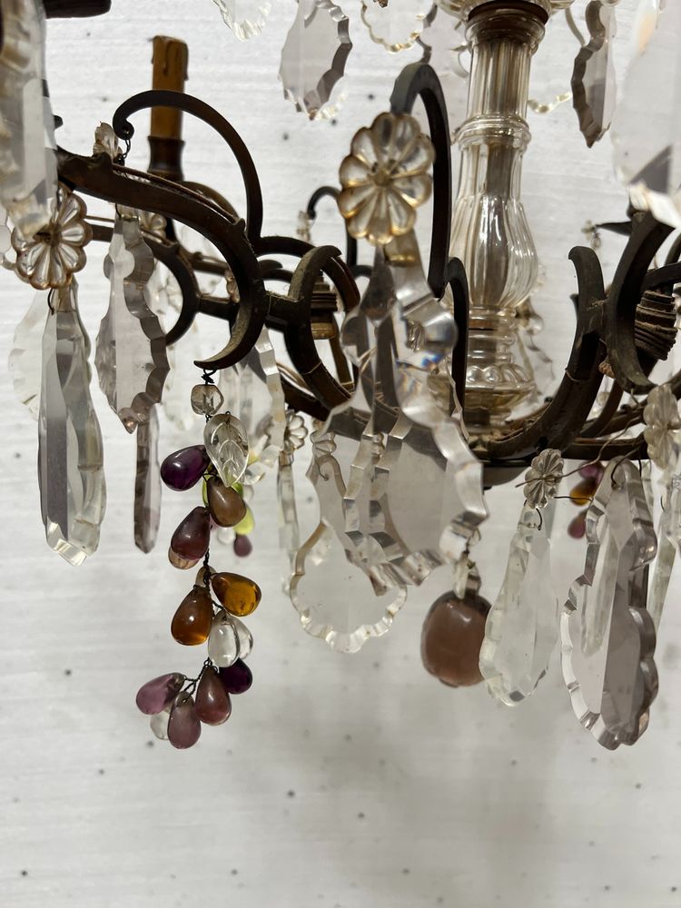 Lampadario in stile Luigi XV con pendenti e frutta in vetro colorato XX secolo