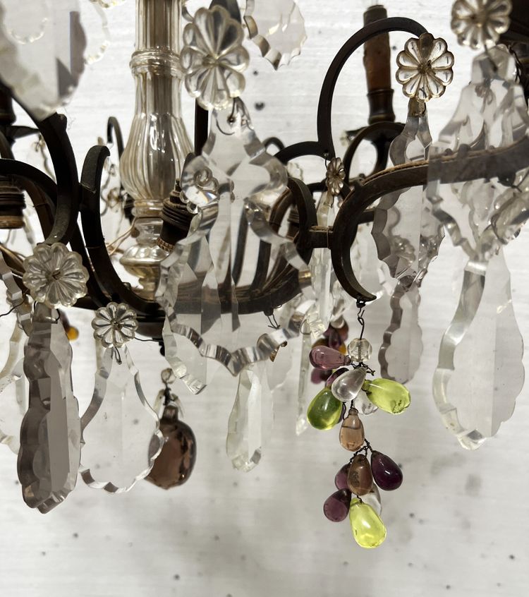 Lampadario in stile Luigi XV con pendenti e frutta in vetro colorato XX secolo
