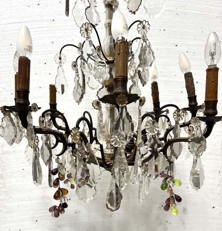 Lampadario in stile Luigi XV con pendenti e frutta in vetro colorato XX secolo