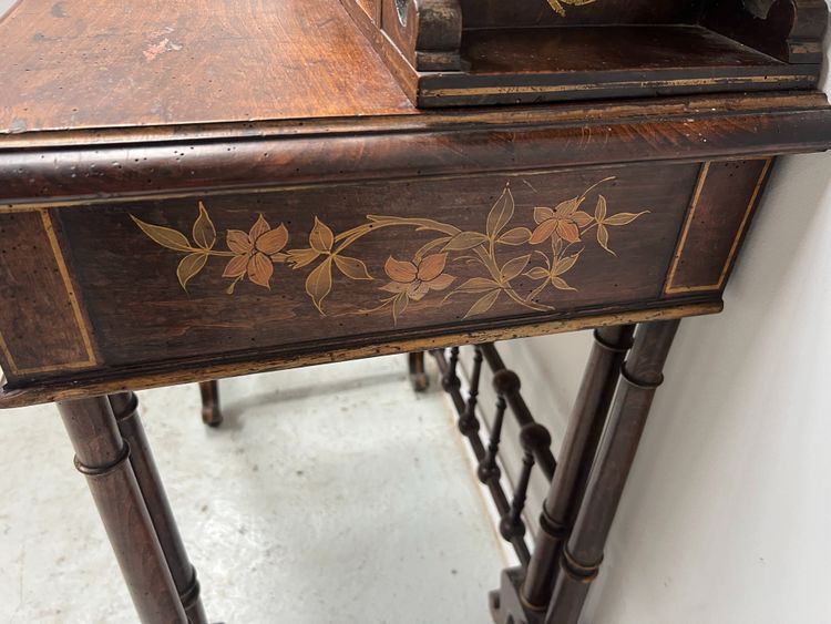 Bureau a gradins en bois décoré de pyrogravures XIX siècle