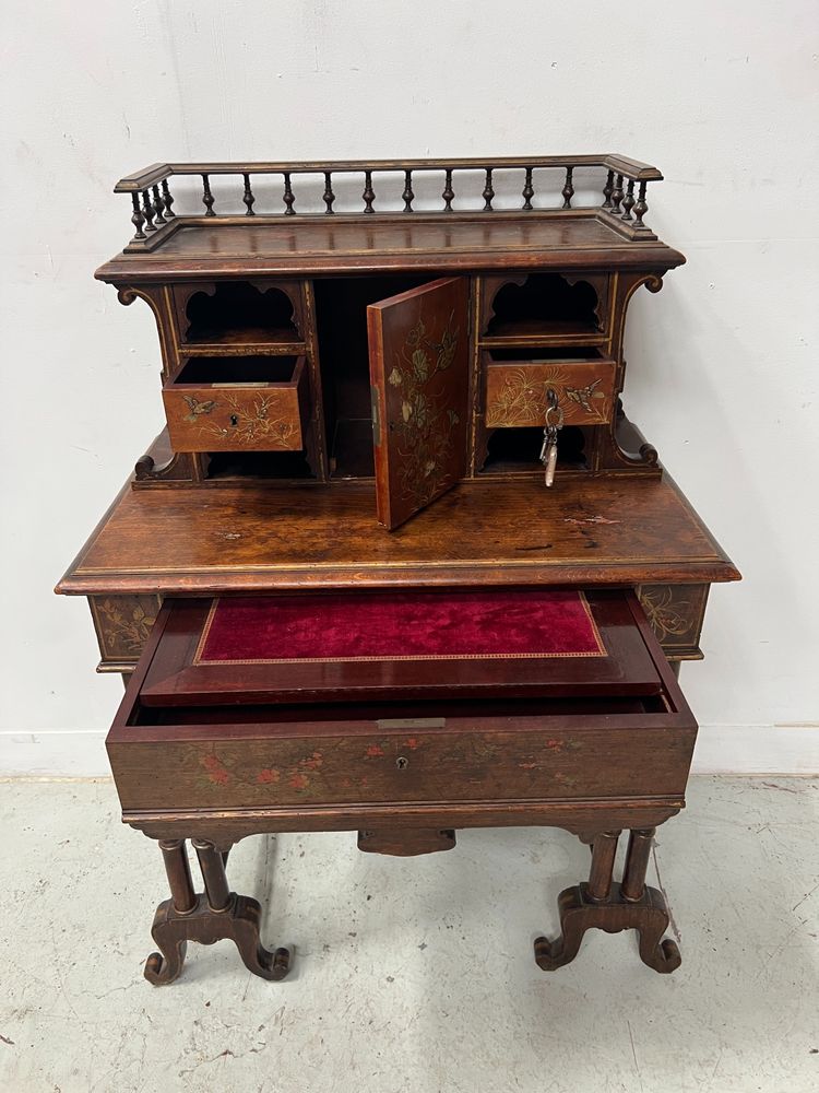 Bureau a gradins en bois décoré de pyrogravures XIX siècle