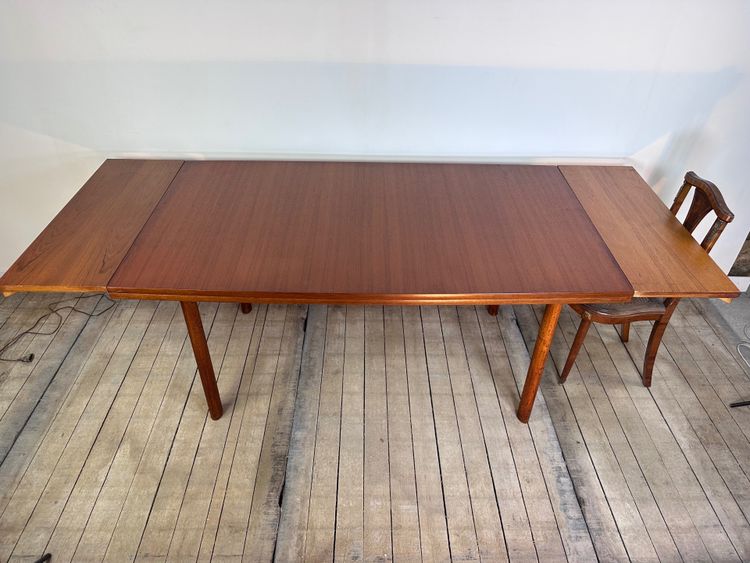 Table a allonges de style scandinave en teck fabrication française 1960
