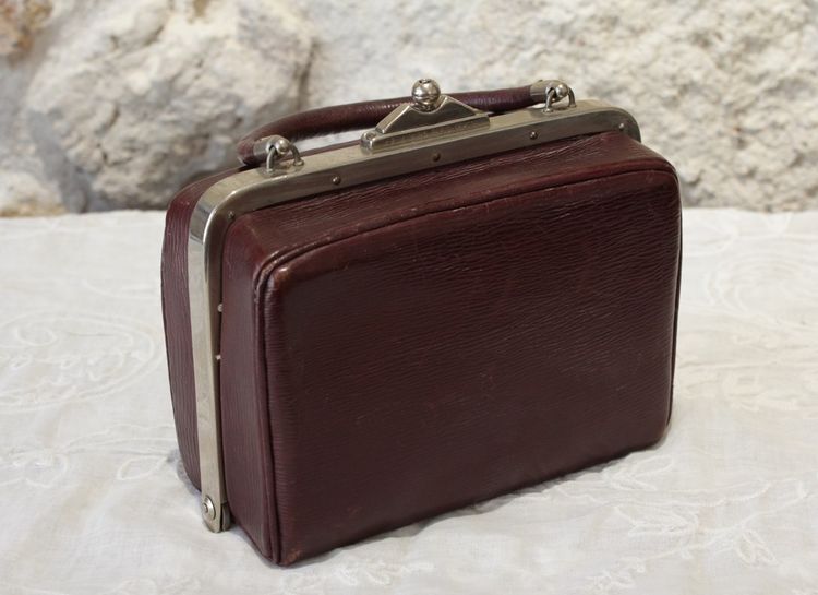Reise-Necessaire aus Leder mit einem abgeschrägten Spiegel um 1900