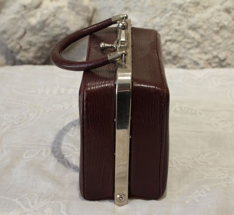 Reise-Necessaire aus Leder mit einem abgeschrägten Spiegel um 1900
