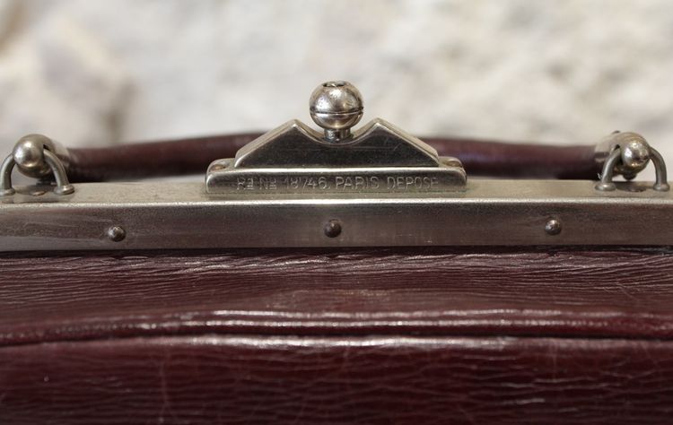 Reise-Necessaire aus Leder mit einem abgeschrägten Spiegel um 1900