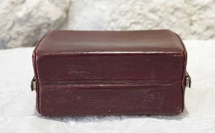 Reise-Necessaire aus Leder mit einem abgeschrägten Spiegel um 1900
