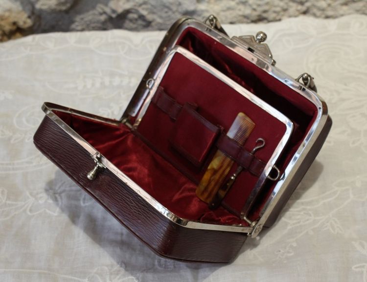 Reise-Necessaire aus Leder mit einem abgeschrägten Spiegel um 1900