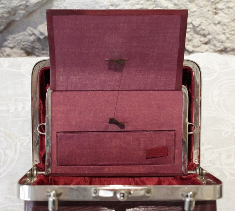 Reise-Necessaire aus Leder mit einem abgeschrägten Spiegel um 1900