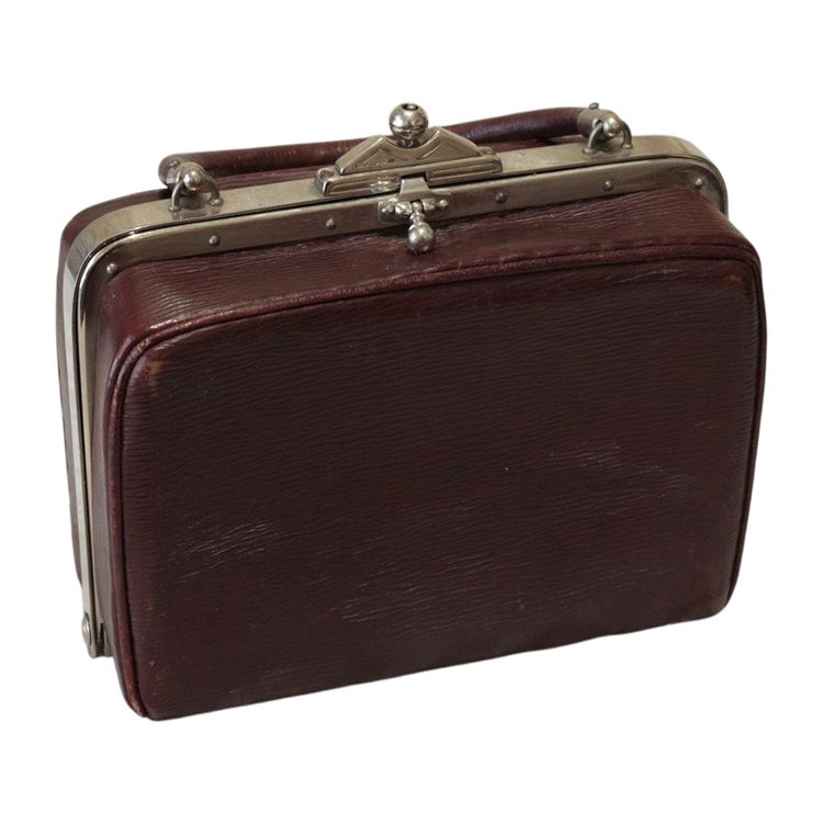 Reise-Necessaire aus Leder mit einem abgeschrägten Spiegel um 1900
