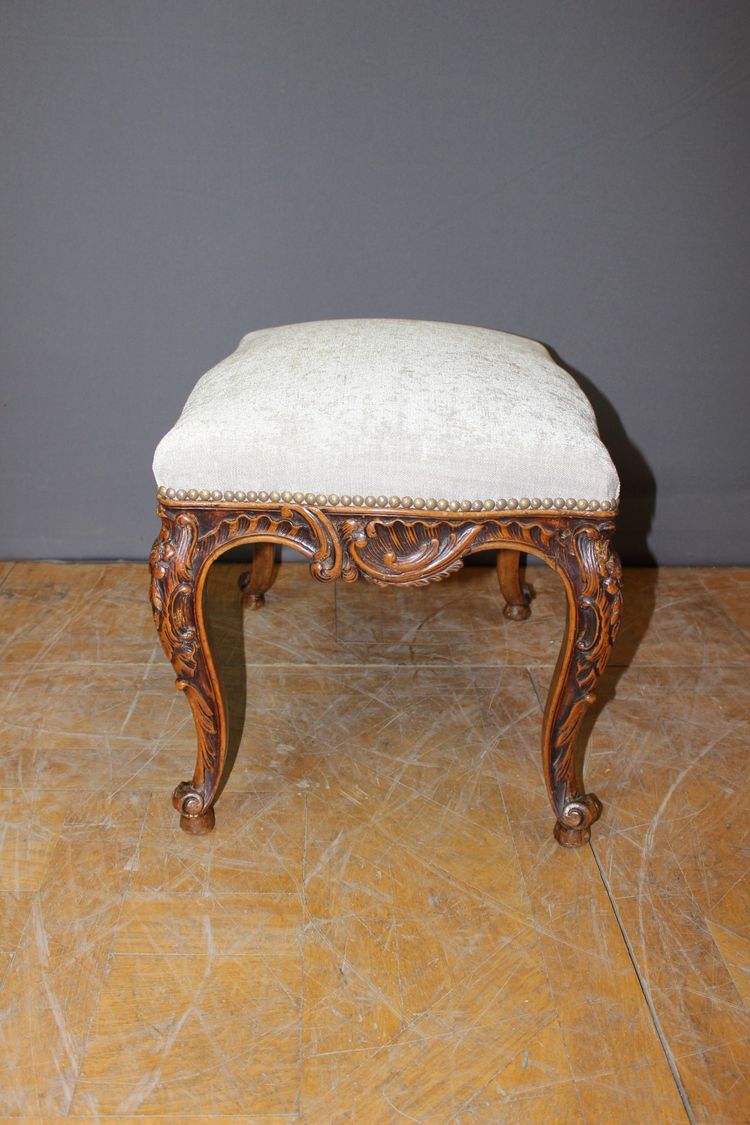 Coppia di sgabelli Luigi XV in noce del 1900 circa
