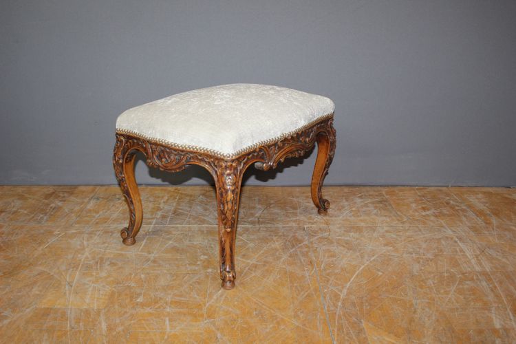 Coppia di sgabelli Luigi XV in noce del 1900 circa