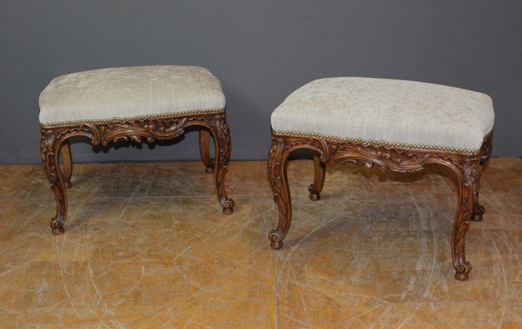 Coppia di sgabelli Luigi XV in noce del 1900 circa