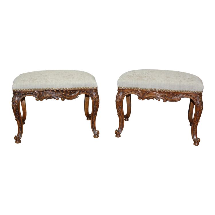Coppia di sgabelli Luigi XV in noce del 1900 circa
