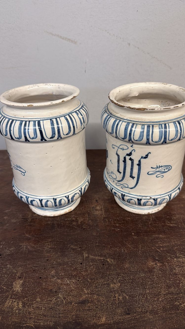 Antique pair of albarello apothecary vases. Bassano 18th century, 20x14cm