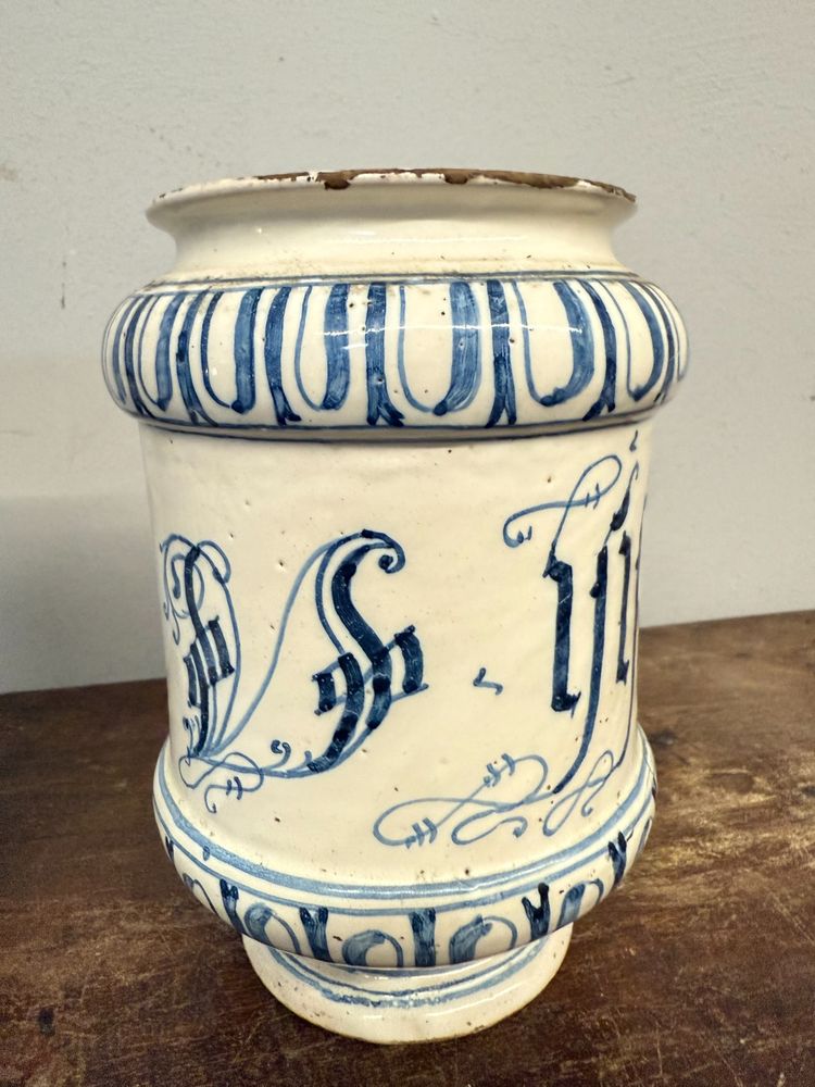 Antique pair of albarello apothecary vases. Bassano 18th century, 20x14cm