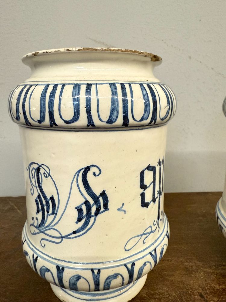 Antique pair of albarello apothecary vases. Bassano 18th century, 20x14cm