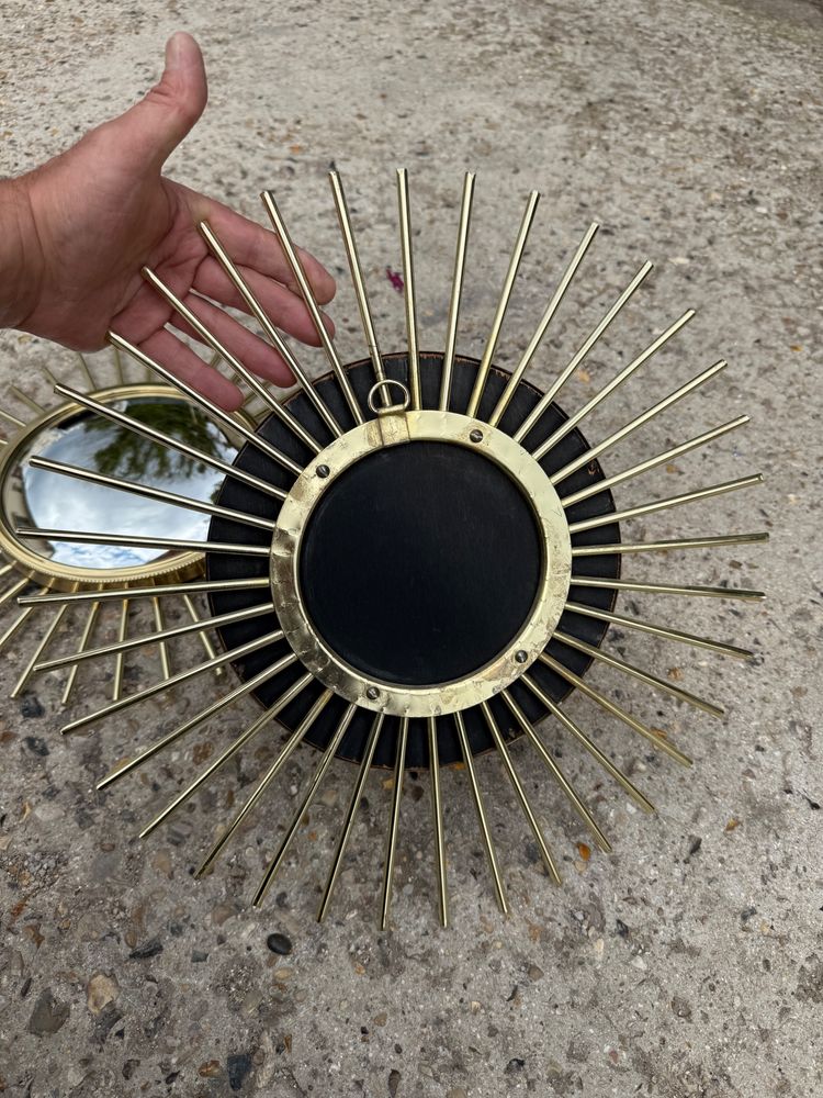 Paire de miroirs soleil / sorcière en laiton et métal doré XXème