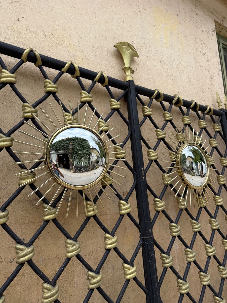Paire de miroirs soleil / sorcière en laiton et métal doré XXème