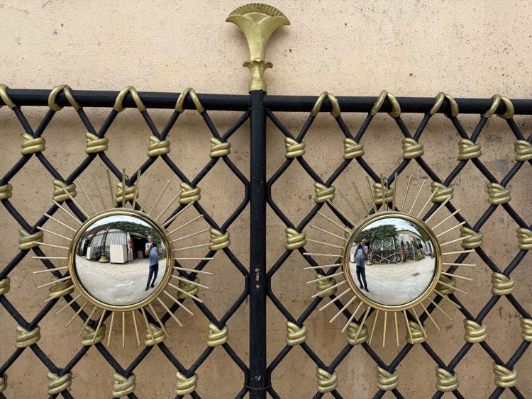 Paire de miroirs soleil / sorcière en laiton et métal doré XXème
