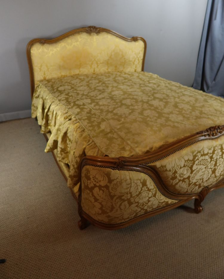 LIT LOUIS XV EN NOYER SCULPTE 