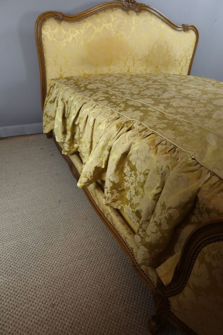 LIT LOUIS XV EN NOYER SCULPTE 