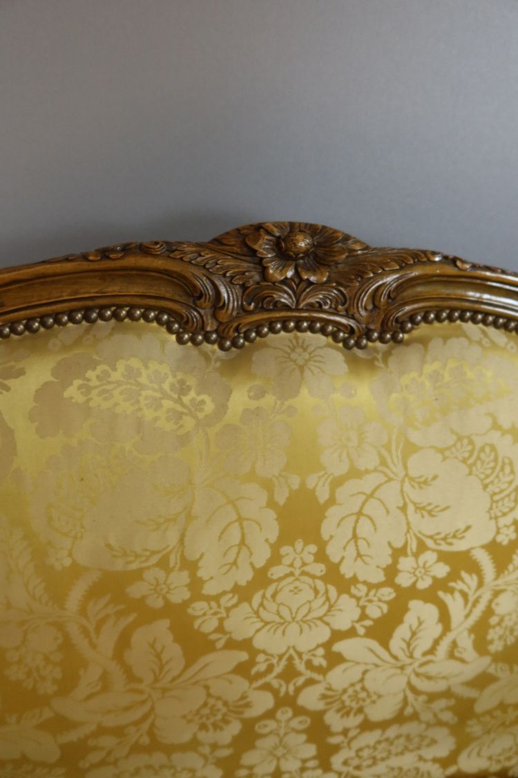 LIT LOUIS XV EN NOYER SCULPTE 