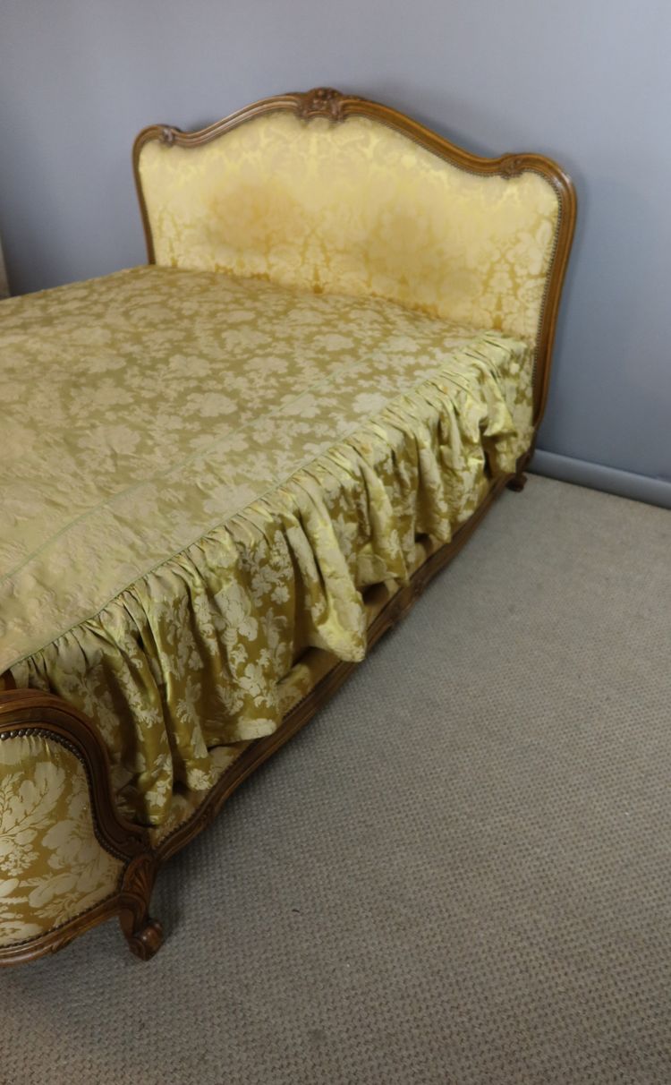 LIT LOUIS XV EN NOYER SCULPTE 